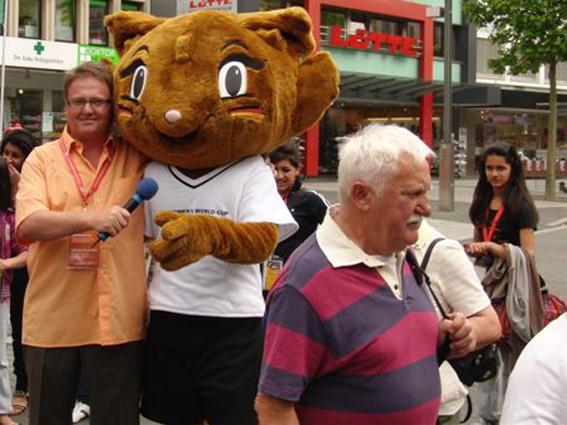 Moderator Maik Michaelis mit dem Maskottchen Karla Kick