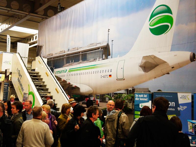 Der Messestand des Flughafens Erfurt Weimar mit Gangway und dem Flieger der Germania