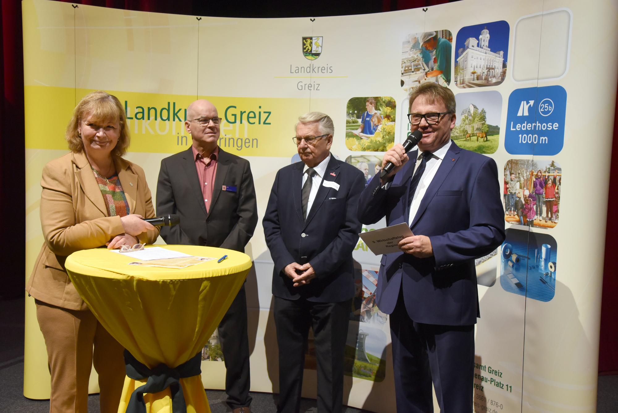Eröffnung des Wirtschaftstages 2019 v.l. Landrätin Martina Schweinsburg, IHK-Geschäftsführer Peter Höhne, Handwerkskammer-Präsent Klaus Nützel und Moderator Maik Michaelis